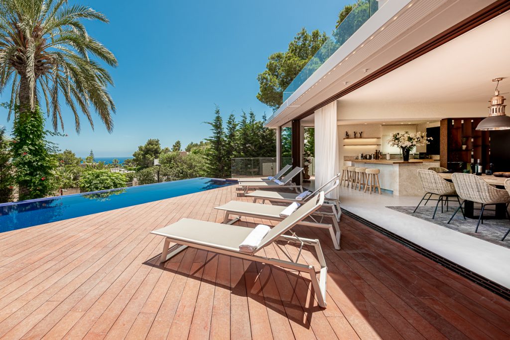 Beautiful 6 bedroom villa with rental license for sale in Cap Martinet, Ibiza