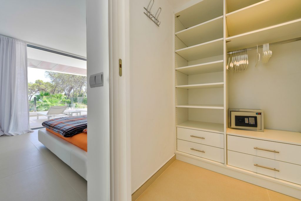 Ibiza Now Real EstateInnenansicht Haupthaus OG Schlafzimmer A IV (mit Ankleide) HD