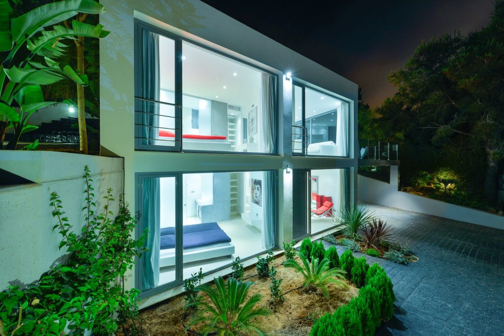 Ibiza Now Real EstateVorderansicht Gästehaus I (Nacht) Mit Einfahrt Und Carport HD