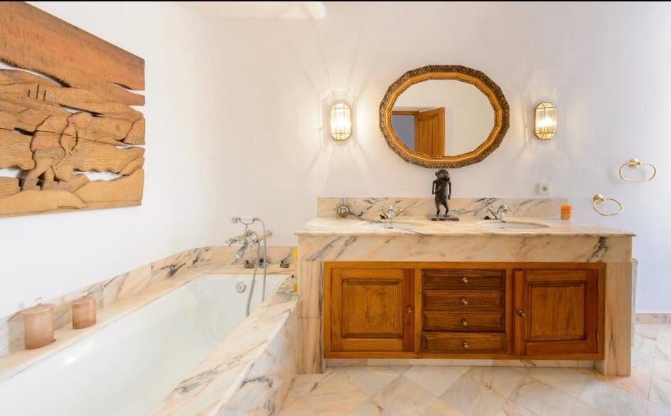 Luxury apartment with 4 bedrooms for sale in a historical building in Dalt Vila, Ibiza