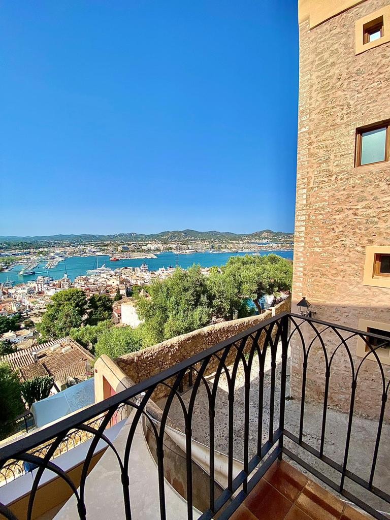 Luxury apartment with 4 bedrooms for sale in a historical building in Dalt Vila, Ibiza