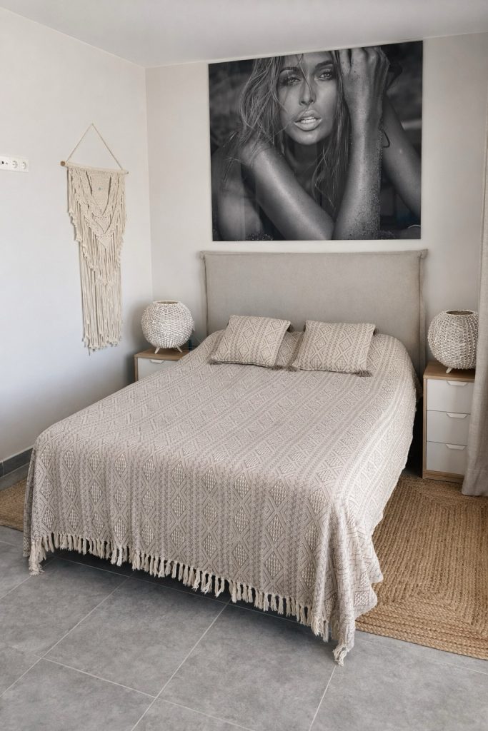 Bohemian Slaapkamer Met Een Kunstzinnig Portret