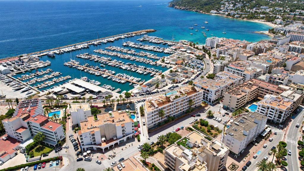 Foto 27 van Ultra luxury first line boutique apartments for sale in the marina and promenade of St Eularia, Ibiza