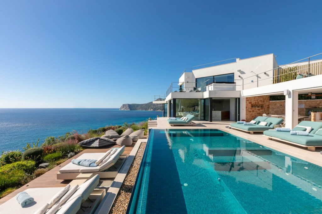Infinity pool of a villa for sale in Vista Alegre, Ibiza