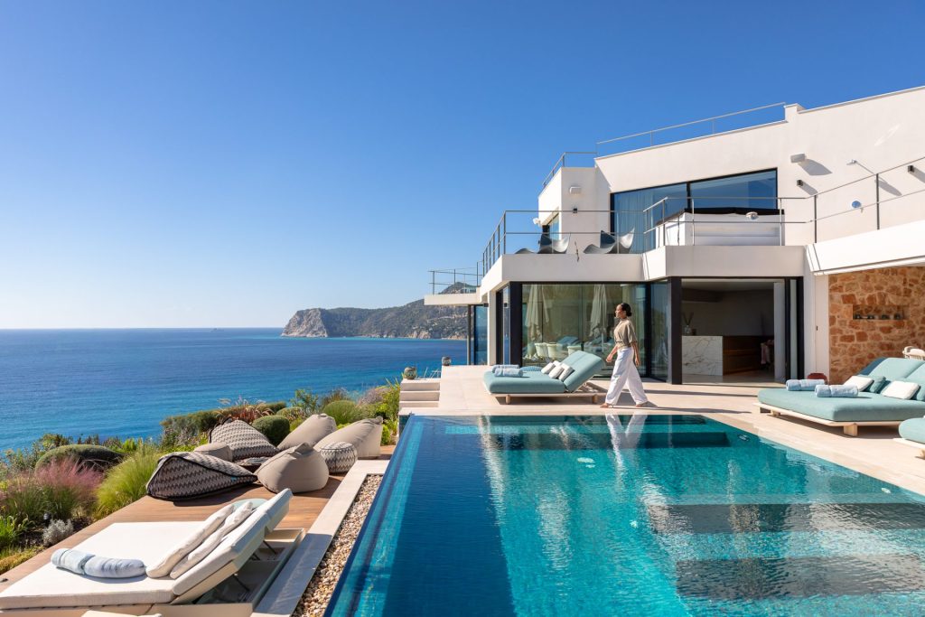 Infinity pool of a villa for sale in Vista Alegre, Ibiza
