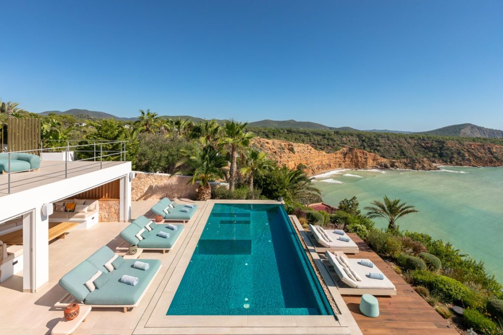 Infinity pool of a villa for sale in Vista Alegre, Ibiza